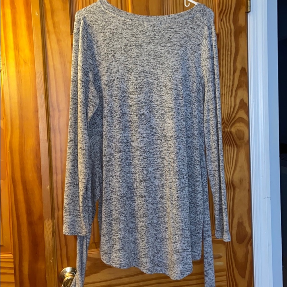 Gray top🌸 - Picture 6 of 6